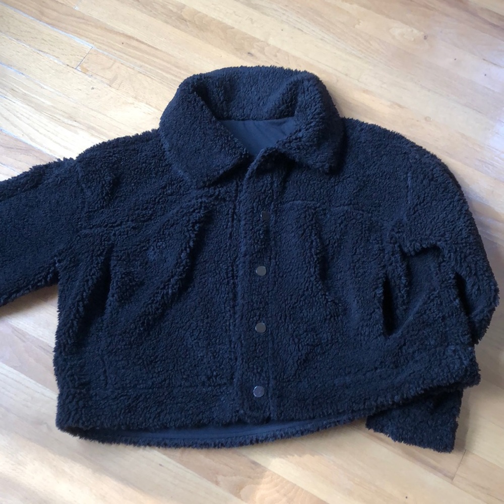 Lululemon cropped, fleece jacket. Black. Side pockets. Fully lined. Size XL